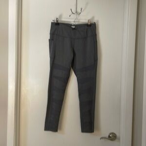 New gray tights with 2 side pockets 1 on each side. Great for the gym/ hangout.
